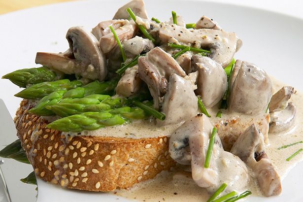 Cooking Vegetarian Creamy mushrooms and garlic with asparagus