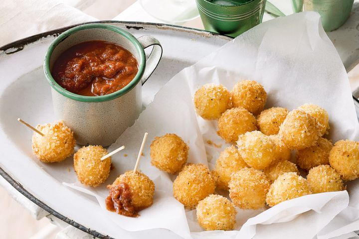 Cooking Vegetarian Crispy bocconcini with tomato chilli sauce