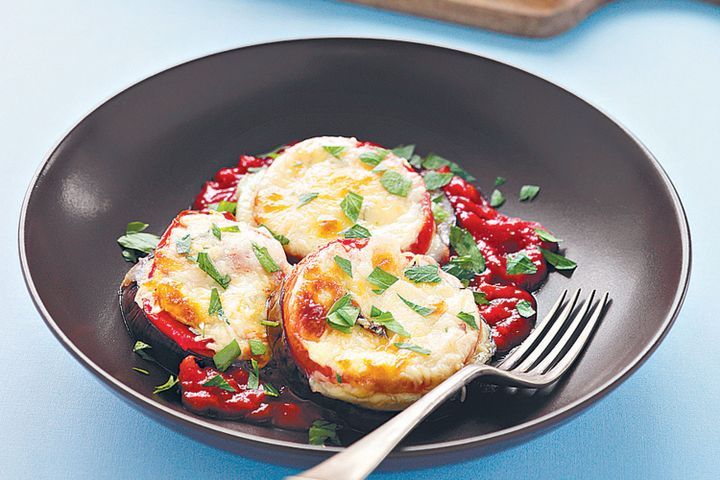 Cooking Vegetarian Eggplant with tomato, basil and mozzarella