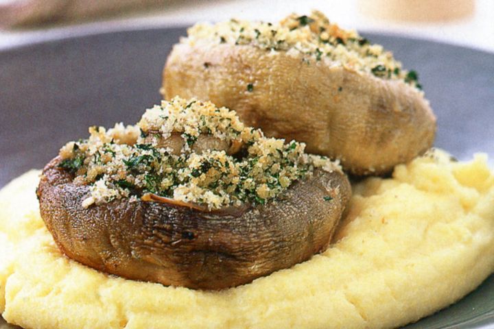 Cooking Vegetarian Field mushrooms on parmesan polenta