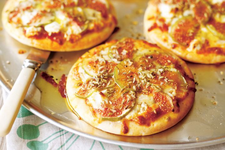 Cooking Vegetarian Fig and goats cheese pizzas (vegetarian)