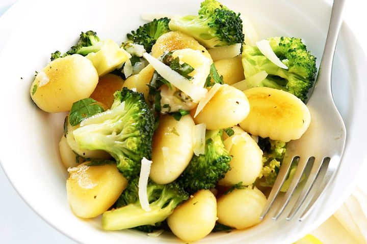 Cooking Vegetarian Gnocchi with broccoli and lemon