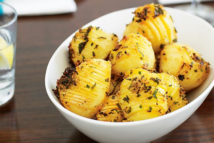 Cooking Vegetarian Hasselback potatoes