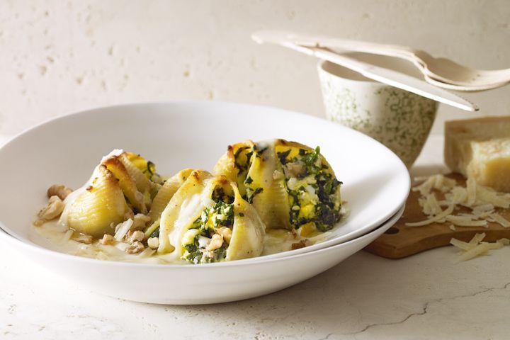 Cooking Vegetarian Pasta shells with fresh ricotta and spinach