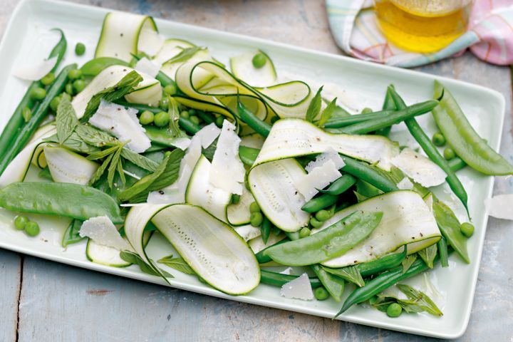 Cooking Vegetarian Pea & zucchini salad with mint