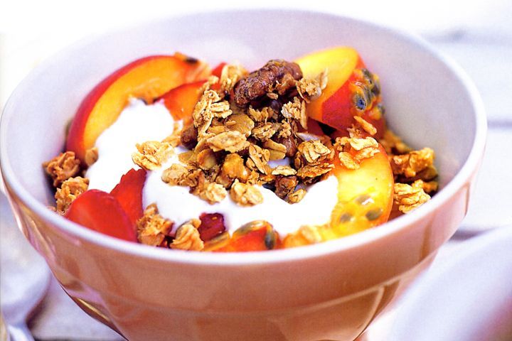 Cooking Vegetarian Peach salad with vanilla yoghurt & toasted muesli