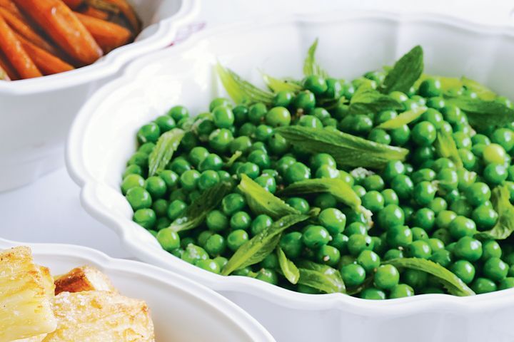 Cooking Vegetarian Peas with mint & garlic butter