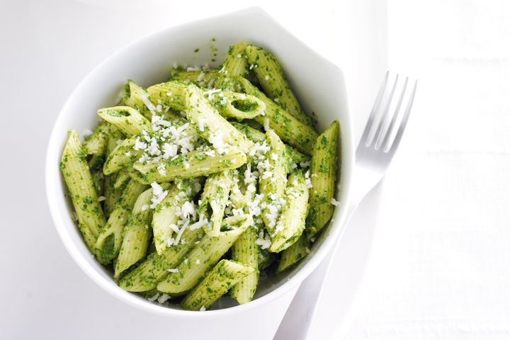Cooking Vegetarian Penne with spinach & almond pesto