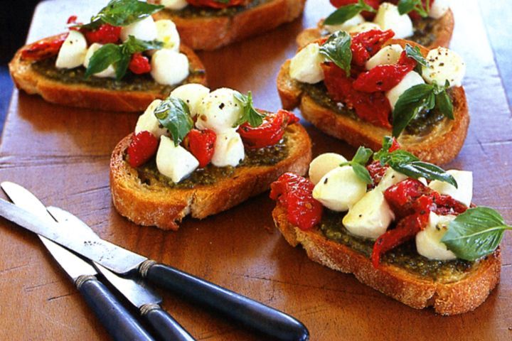 Cooking Vegetarian Pesto, semi-dried tomato & bocconcini bruschetta