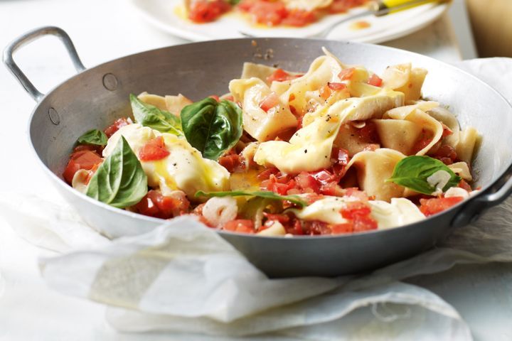 Cooking Vegetarian Rag pasta with tomato, basil and brie