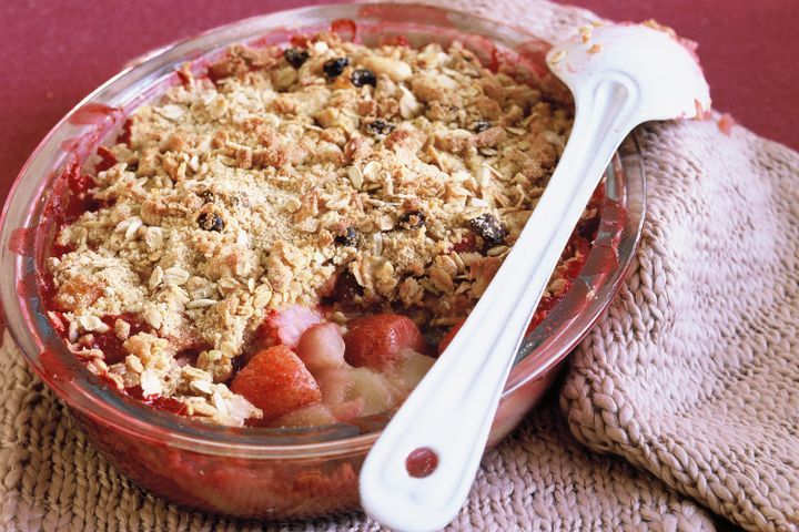 Cooking Vegetarian Rhubarb, apple and strawberry crumble
