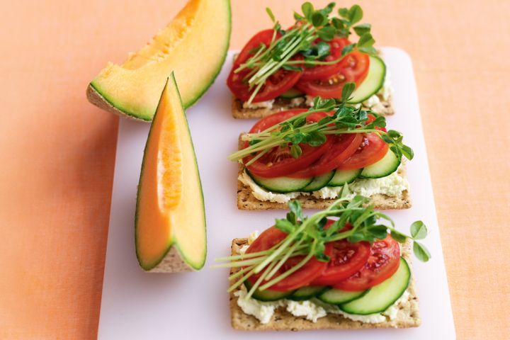 Cooking Vegetarian Ricotta, tomato & cucumber crackers