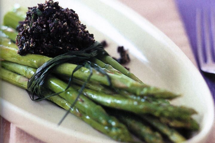 Cooking Vegetarian Roast asparagus with black olive pesto