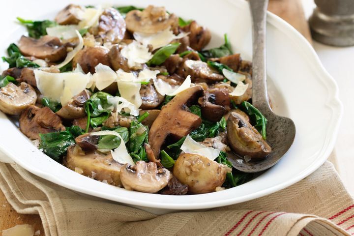 Cooking Vegetarian Sauteed mushrooms with baby spinach and basil