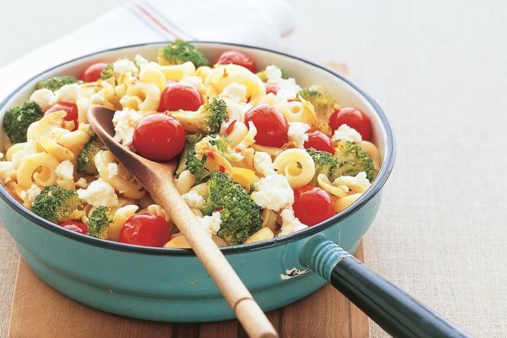 Cooking Vegetarian Smoked tomato & broccoli pasta