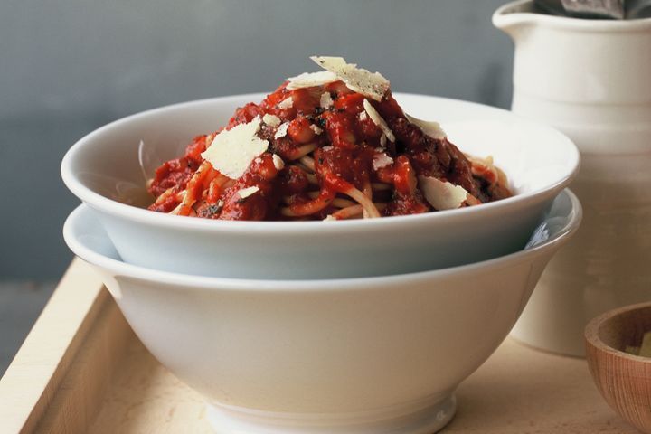 Cooking Vegetarian Spaghetti bean bolognaise (vegetarian)