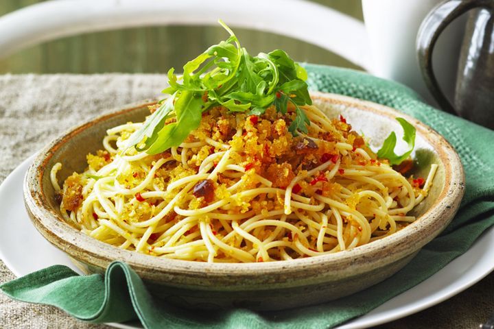 Cooking Vegetarian Spaghetti with crispy garlic and chilli crumbs