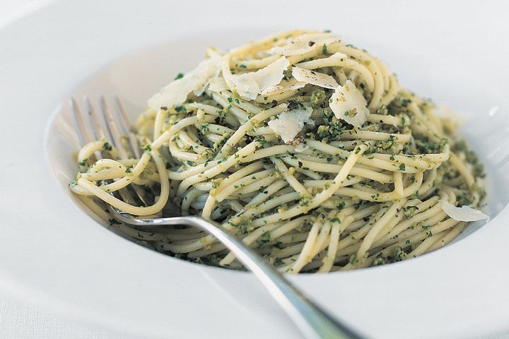 Cooking Vegetarian Spaghetti with olive and mint pesto