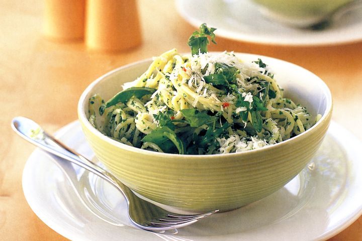 Cooking Vegetarian Spaghetti with ricotta and rocket