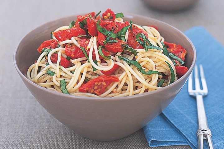Cooking Vegetarian Spaghetti with semi-dried tomatoes, basil & chilli oil