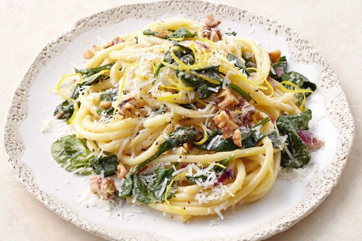 Cooking Vegetarian Spaghetti with spinach and mascarpone sauce