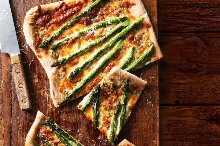 Cooking Vegetarian Spelt pizza with asparagus and artichoke pesto