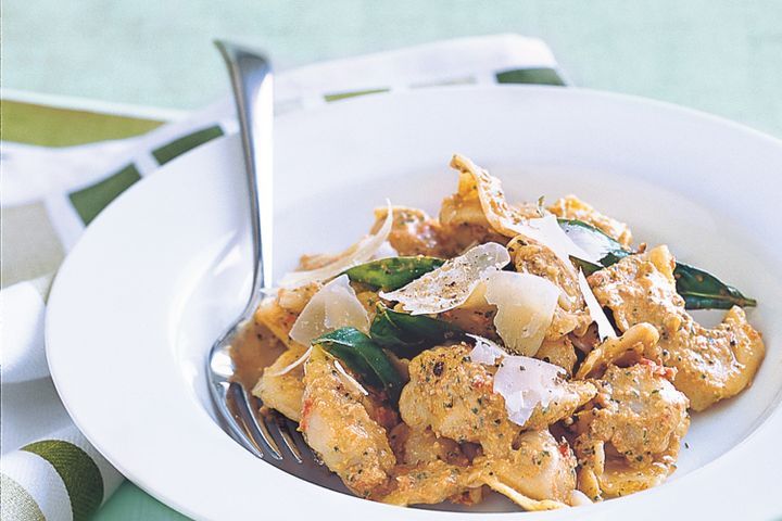 Cooking Vegetarian Tortellini with sun-dried tomato & goats cheese pesto