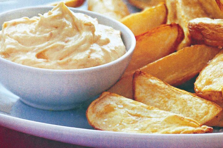 Cooking Vegetarian Wedges with creamy chilli sauce