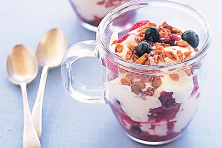 Cooking Vegetarian Yoghurt, berry & granola compote