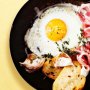 Fried eggs and bread with prosciutto