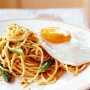 Spaghetti with asparagus and fried egg